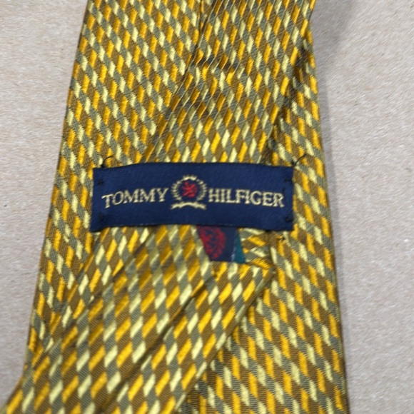 Vintage Tommy Hilfiger gold and yellow pattern tie - Picture 4 of 4